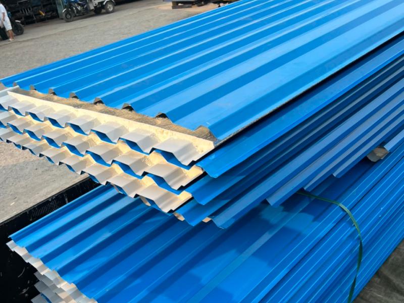 Tôn cách nhiệt Hoa Sen có bề mặt đẹp, độ bền cao nên giá thường đắt hơn