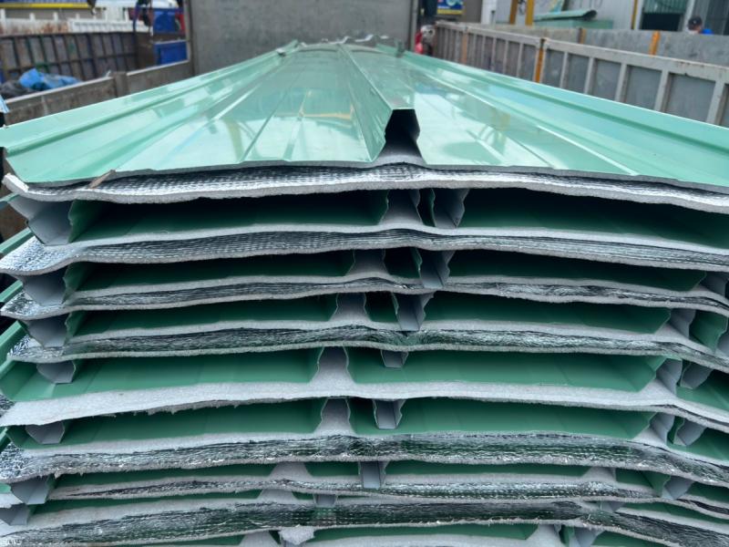 Tôn cách nhiệt PE có cấu tạo 1 lớp tôn lạnh màu và 1 lớp xốp PE-OPP mỏng, chống nóng ở mức cơ bản
