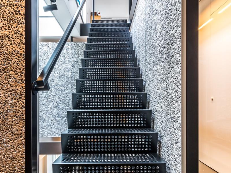 Tấm thép đục lỗ sơn tĩnh điện dùng làm bậc cầu thang