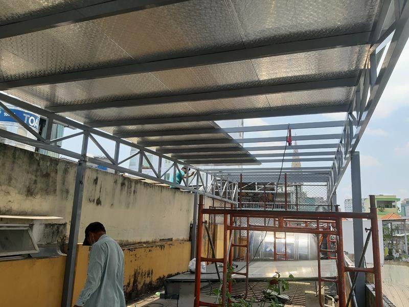 Tôn cách nhiệt lợp mái quán cà phê ở Quận 3
