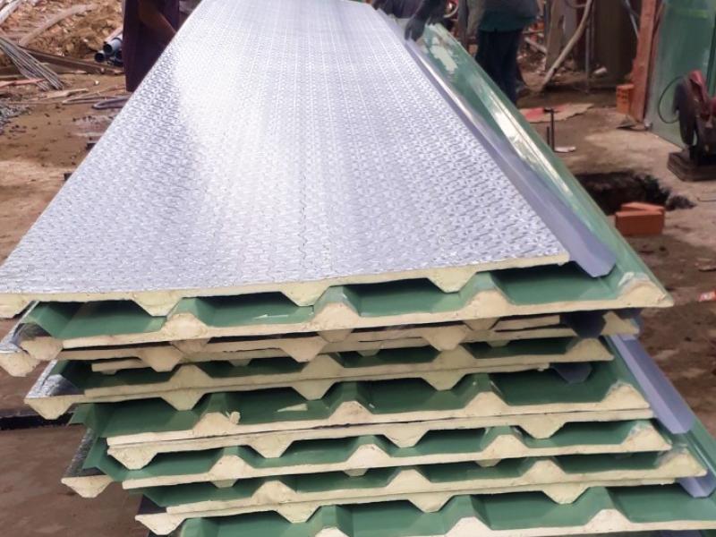 Tôn cách nhiệt có cấu tạo gồm xốp các nhiệt và tôn lạnh màu giúp chống nóng hiệu quả hơn tôn thông thường