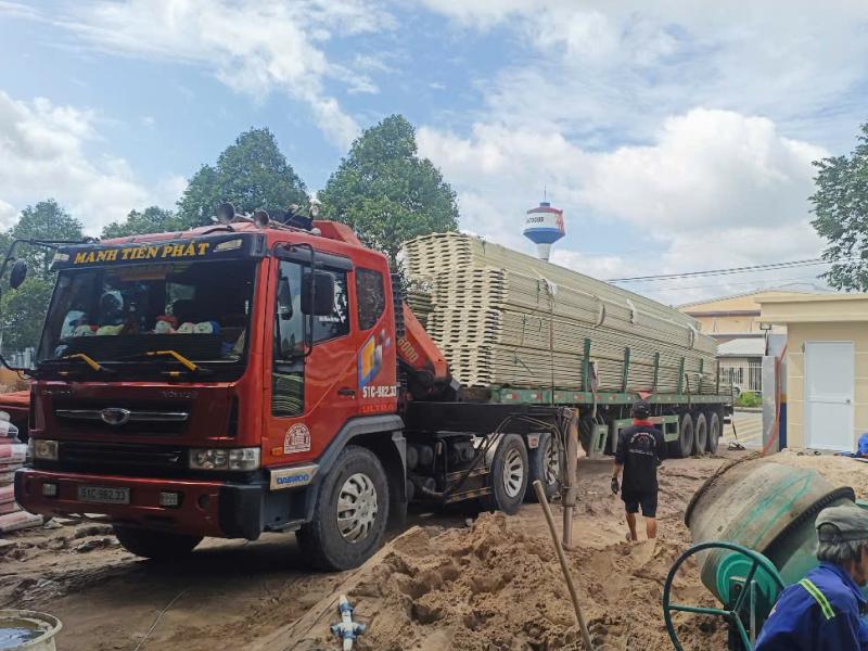 Giá tôn cách nhiệt ảnh hưởng bởi giá nguyên liệu sản xuất, quy cách và cả chi phí vận chuyển đến công trình