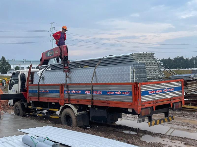 Giao tôn cách nhiệt PU Hoa Sen trắng sữa về công trình tại Bàu Bàng, Bình Dương