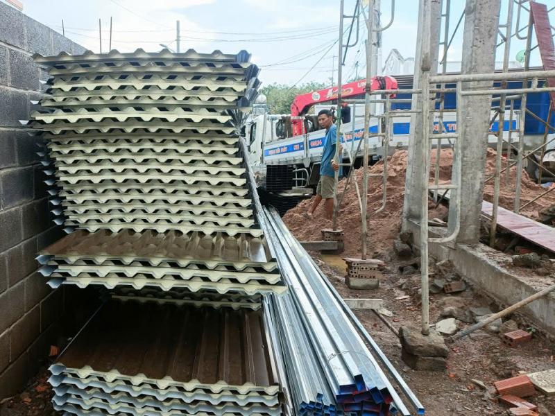 Giao tôn PU màu nâu đất cho khách xây dựng nhà ở tại Long Khánh, Đồng Nai