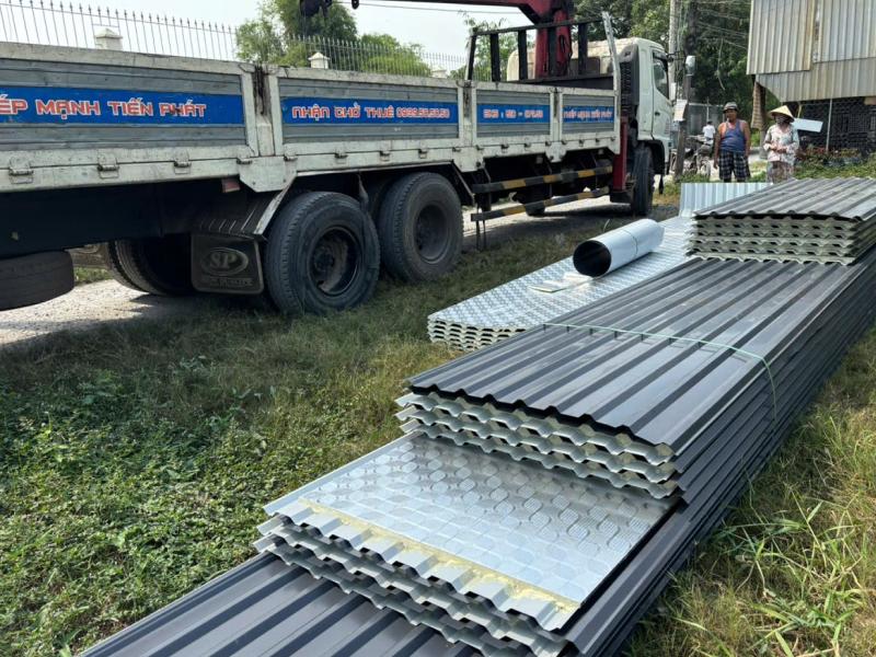 Giao tôn PU Hoa Sen 0.45 dem, 9 sóng cho công trình nhà dân tại Long An