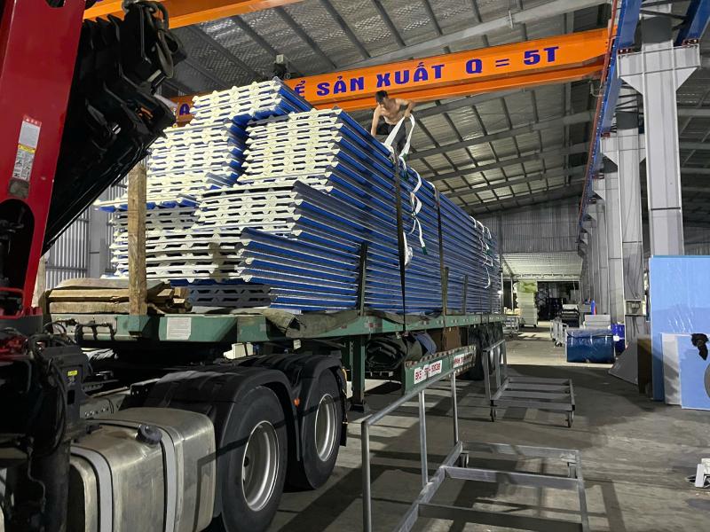 Bàn giao tôn PU Đông Á màu xanh dương tươi 5 sóng cho Công ty Trình tại Cái Bè, Tiền Giang