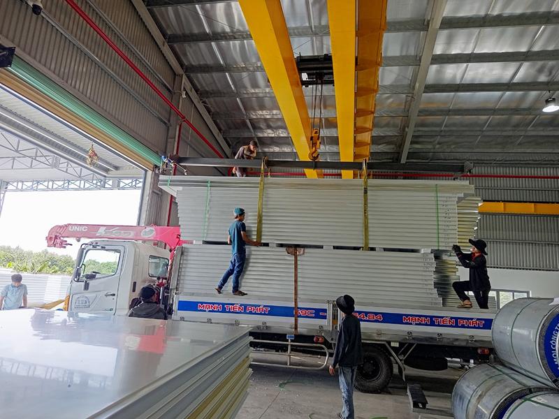 Giao tôn panel cho công trình nhà xưởng tại Tiền Giang