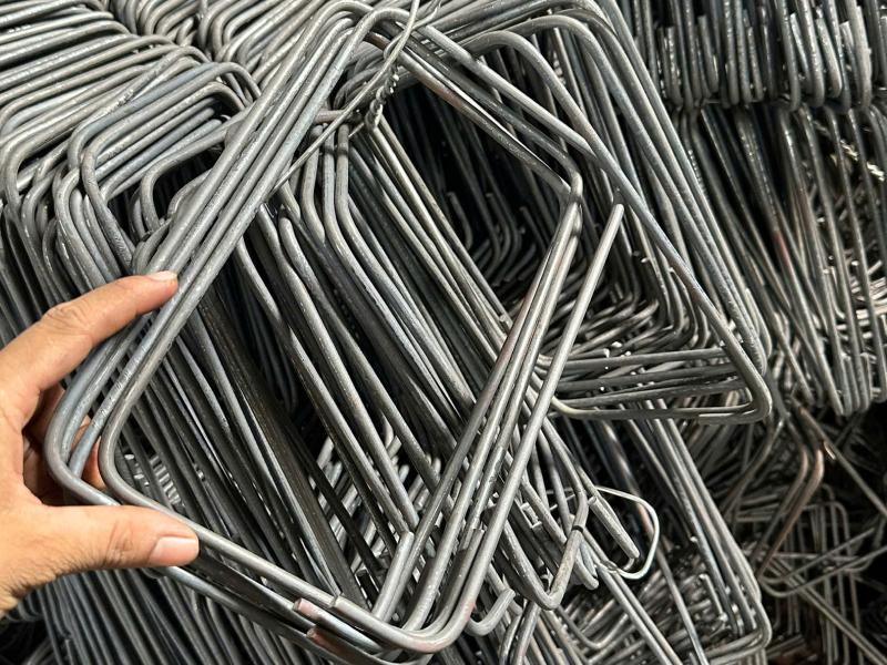 Khi mua đai thép tai dê Hòa Phát nên kiểm tra kích thước, hình dạng, góc bẻ đai có vuông đều hay không