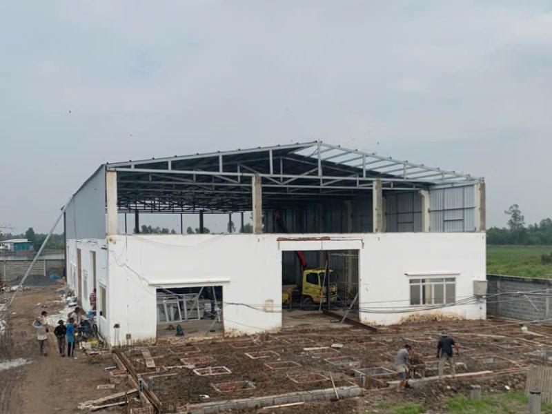 Các nhà xưởng, kho bãi tại Long An đang được đầu tư xây dựng kéo theo nhu cầu tôn cách nhiệt tại khu vực cũng tăng cao