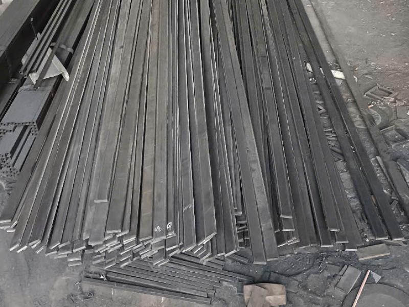 Thép la đen giả rẻ, dễ bị rỉ sét