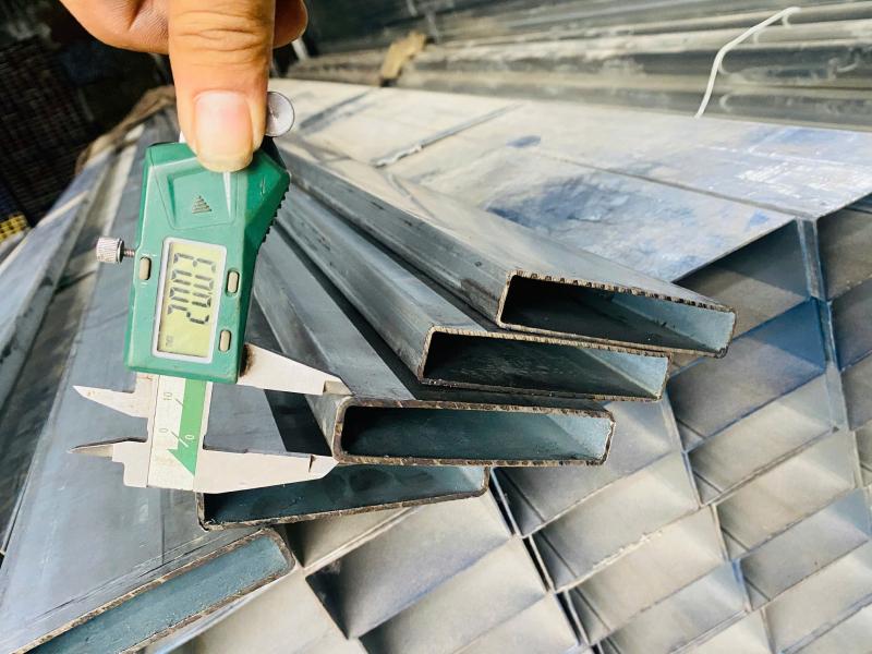 Thép hộp 20x100 có tiết diện chữ nhật, chiều rộng 20mm, chiều dài 100mm