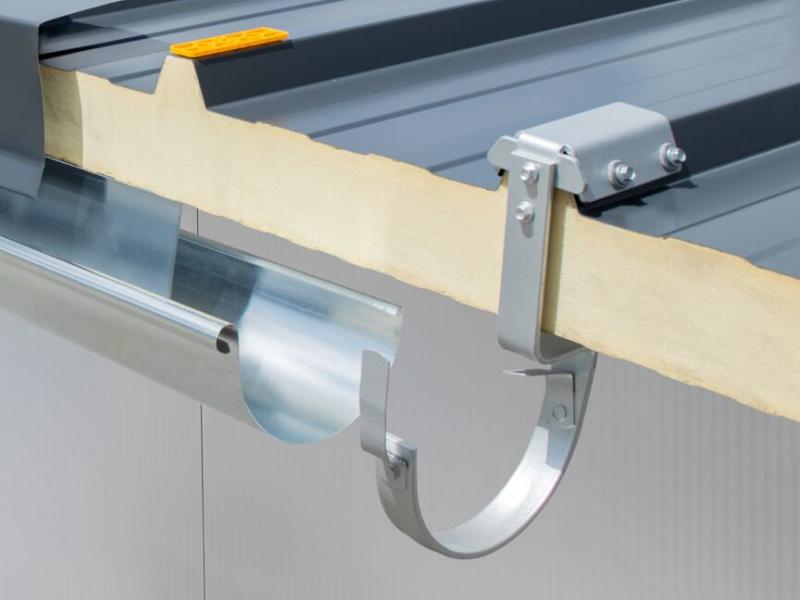 Cấu tạo của giá đỡ máng xối inox gồm thân giá đỡ, chân hoặc bản mã liên kết và lỗ bắt bu lông, vít