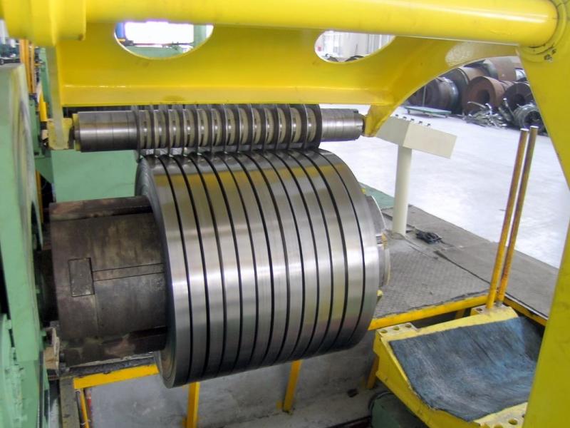 Gia công xẻ băng cuộn sắt tấm là quá trinh xẻ cuộn thép lớn thành cuộn thép kích thước nhỏ hơn theo yêu cầu