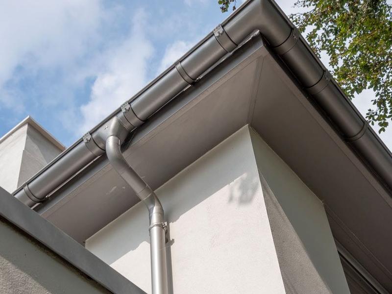 Giá đỡ máng xối inox là phụ kiện tôn được gia công từ inox, giúp nâng đỡ máng xối không bị xê dịch khi hứng nước mưa