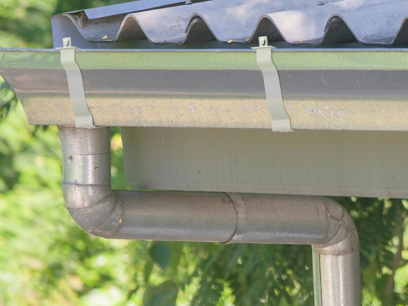 Chọn giá đỡ máng xối tôn mạ kẽm nhúng nóng nếu môi trường độ ẩm cao