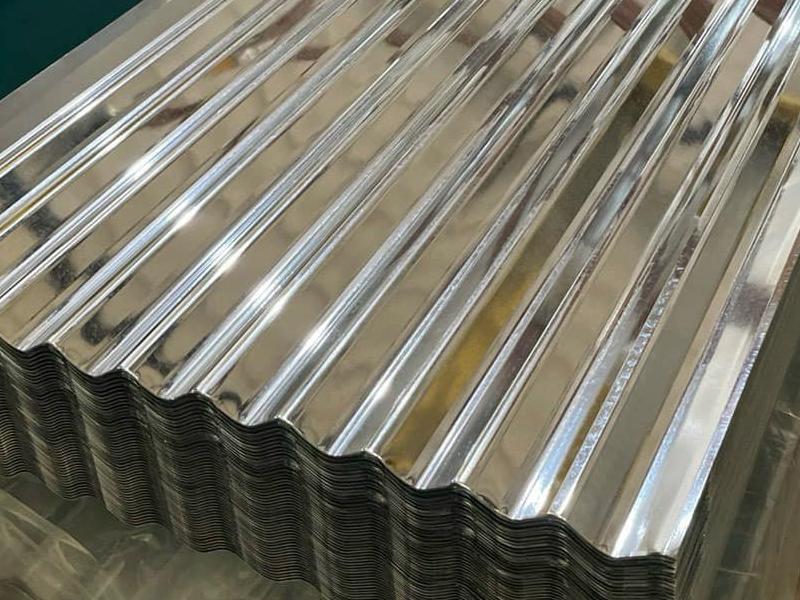 Tôn nhôm gia công từ nhôm hoặc hợp kim nhôm nên chống oxy hóa tốt, trọng lượng nhẹ