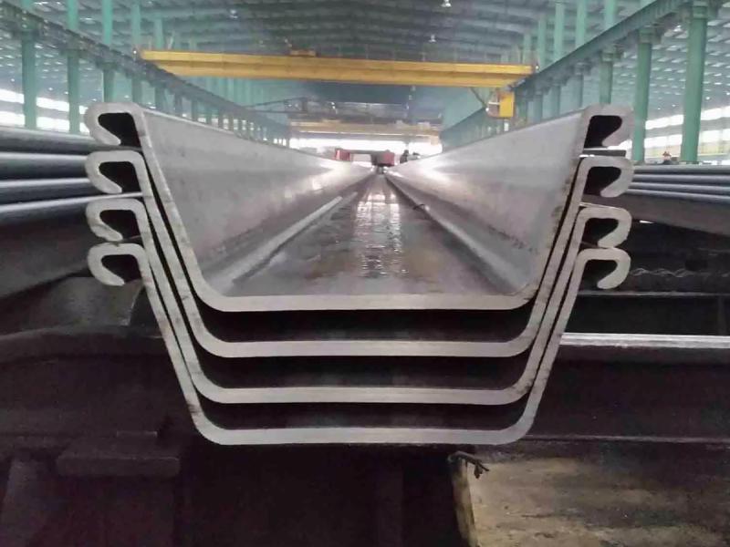 Cừ larsen là loại thép có dạng hình chữ U và có khóa liên kết giúp nối các thanh cừ lại với nhau thành tường thép vững chắc