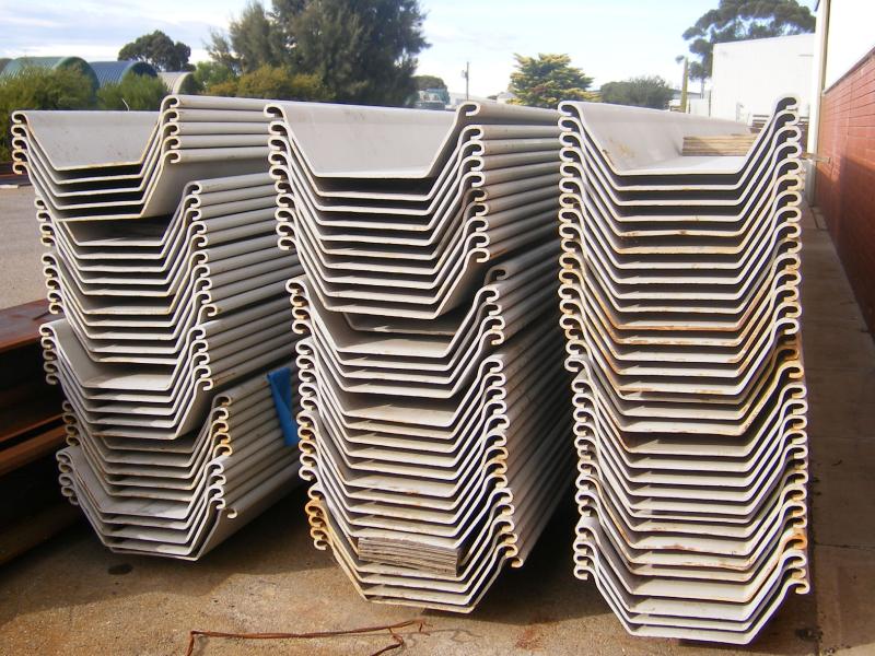 Cừ larsen có thiết kế khóa liên kết giúp tạo thành vách ngăn chịu lực, giữ đất tốt và có thể tái sử dụng 